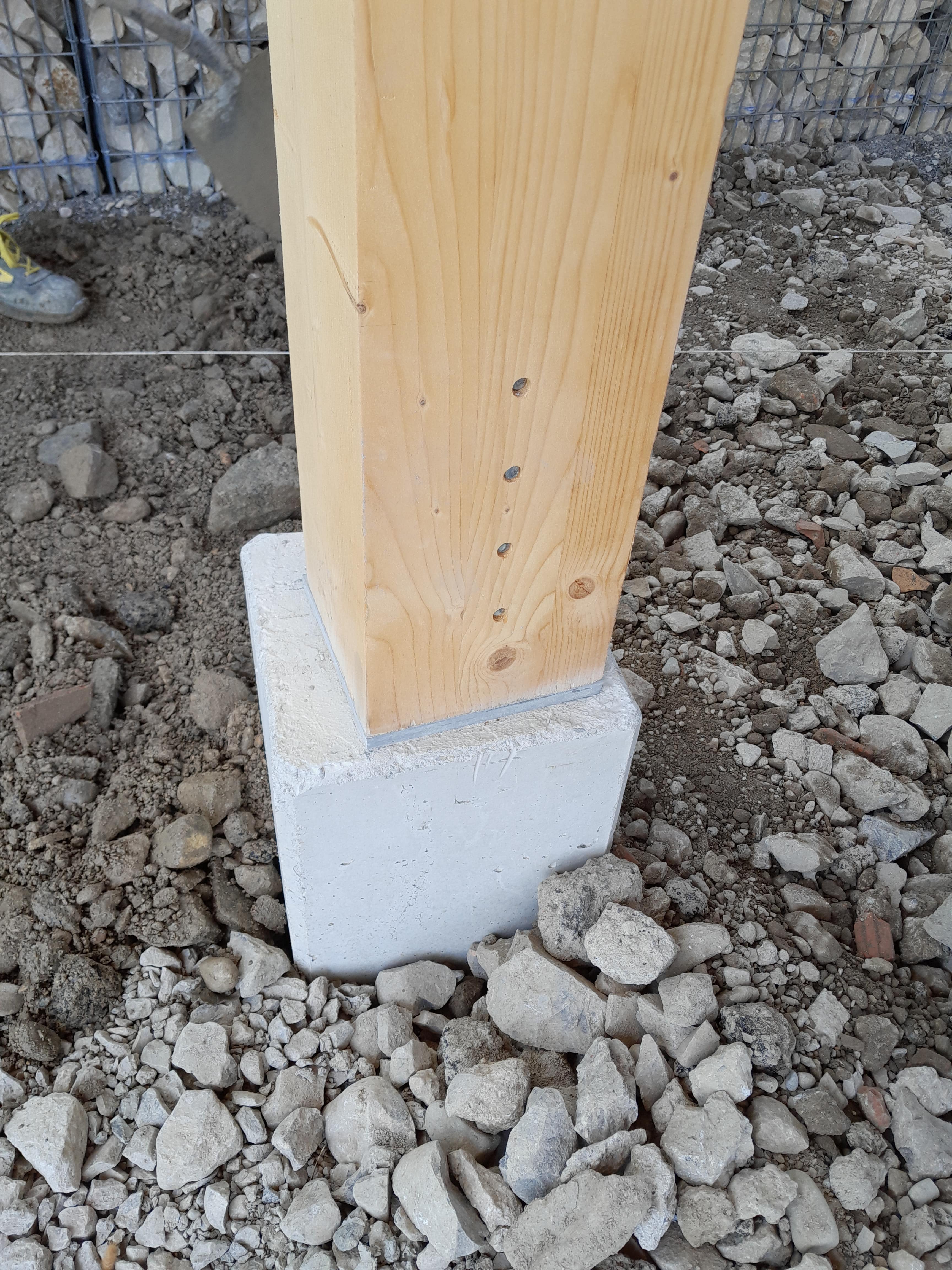 Base de poteau à protéger